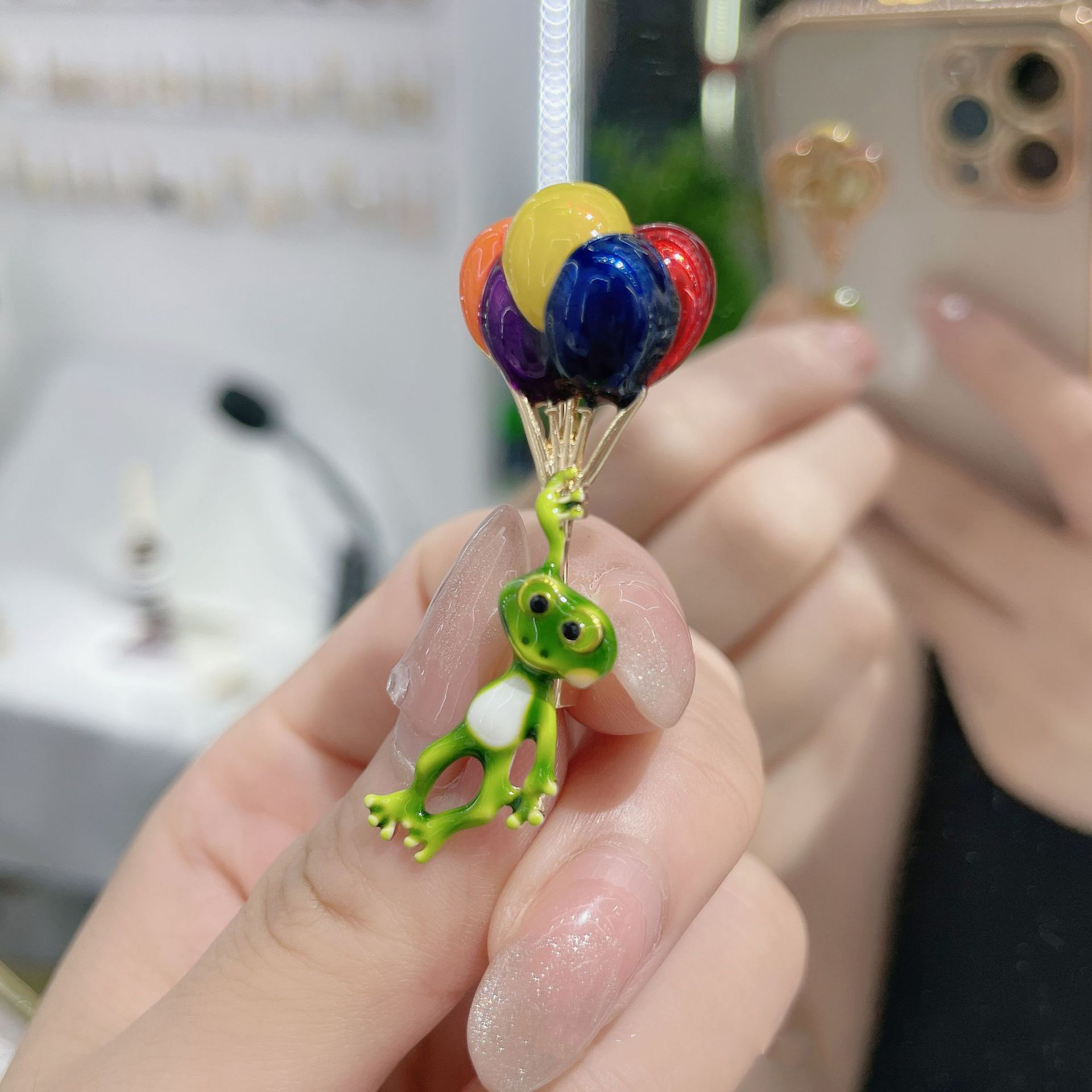 Embroidery Bali - Levendige Kikker Met Kleurrijke Ballon Fietsende